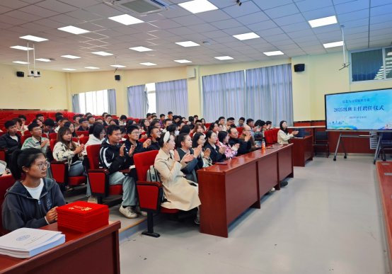 C:\Users\admin\Desktop\班主任聘任仪式\图二.jpg